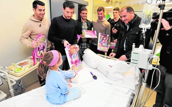 Andrés Fernández, Toché, Patric (detrás), Pedro León, Valera, Adrián Marín y Jesús Rosagro, ayer, en La Arrixaca.  