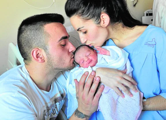 Manuel Salazar y Leticia Lorente, con la pequeña Sofia, nacida en Nochebuena en La Arrixaca. 