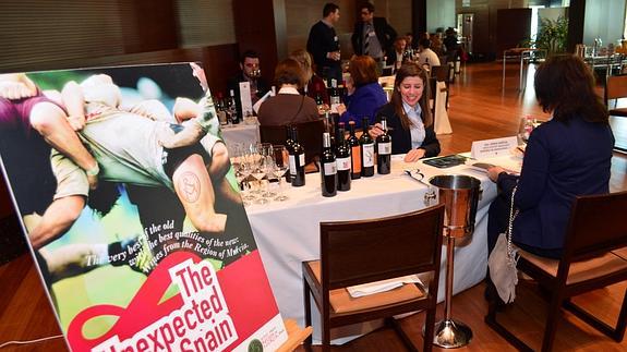 Imagen de una acción de promoción de los vinos murcianos durante la misión inversa que realizaron compradores rusos a la Región durante el mes de febrero.