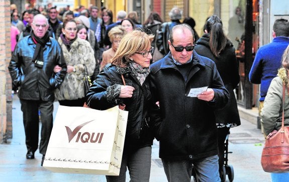 Un reguero de clientes en la céntrica Calle Platería, en Murcia.
