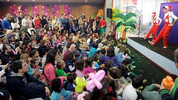 Niños disfrutando de uno de los espectáculos del Family Fest, este martes, en el Auditorio Víctor Villegas.