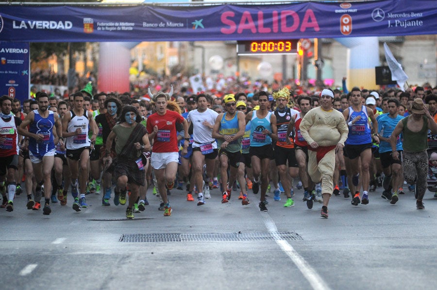 Los trajes de los más de 4.000 participantes dieron colorido a la San Silvestre de Murcia. 