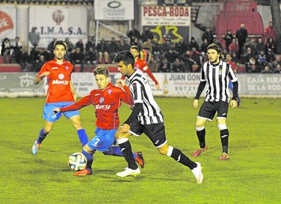 Iván Santiesteban, que debutó ayer con el primer equipo, regatea a un rival. 