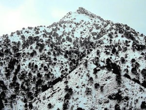 Pico del Trevenque, uno de los más singulares de Sierra Nevada; el Jardín Botánico de La Cortijuela está en su falda.