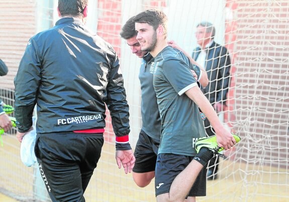 Titi Sanz estira durante un entrenamiento en el Cartagonova.