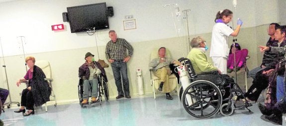 Pacientes del Santa Lucía, ayer en una sala a la espera de hacerse alguna prueba o de recibir una cama en planta.