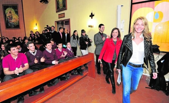 Los alumnos, ayer, recibiendo entre aplausos a la actriz Belén Rueda. 