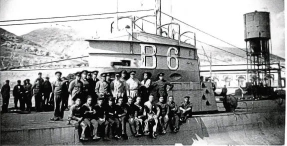 
El submarino B-6, tras alcanzar su hito.