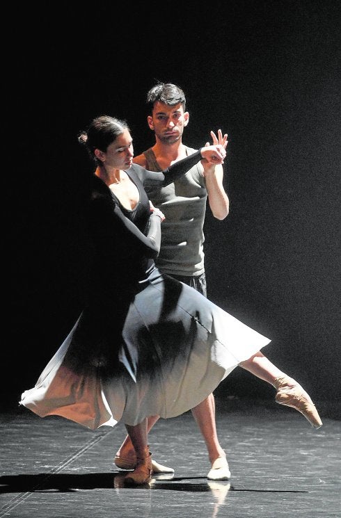 Dos bailarines del Ballet de Víctor Ullate, durante un ensayo en el Auditorio, ayer.