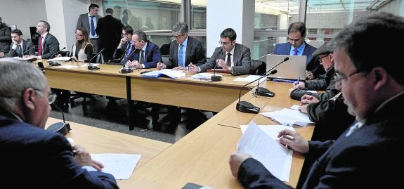 Representantes de las empresas aspirantes y del sector audiovisual, ayer, en la mesa de contratación. 