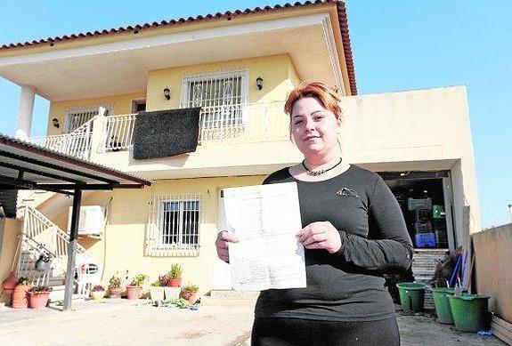 Una de las afectadas por la oleada de robos, sujetando la denuncia que presentó ante la Policía. 