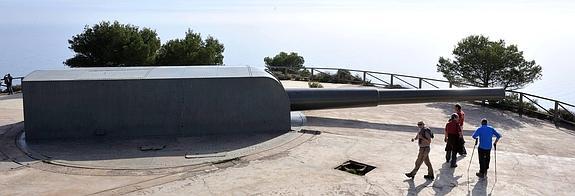 Uno de los dos impresionantes cañones Vickers que la batería de las Cenizas sigue conservando in situ sobre la plataforma que hoy sirve de estratégico mirador.