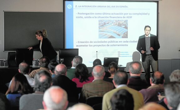 El profesor de la Politécnica Salvador García-Ayllón, durante su conferencia, en el Salón de Grados del antiguo CIM. 