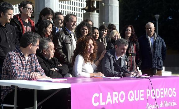 Un momento de la presentación de Claro que Podemos, este domingo, en la puerta de la Asamblea Regional.