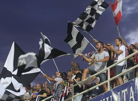 Aficionados del Cartagena animando a su equipo durante el partido de la primera vuelta ante el UCAM. 