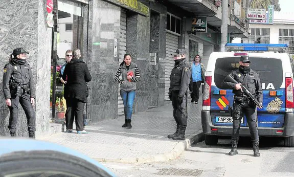 Agentes de la Policía Nacional, desplegados a mediodía en la calle Amatista de la Urbanización Mediterráneo. 