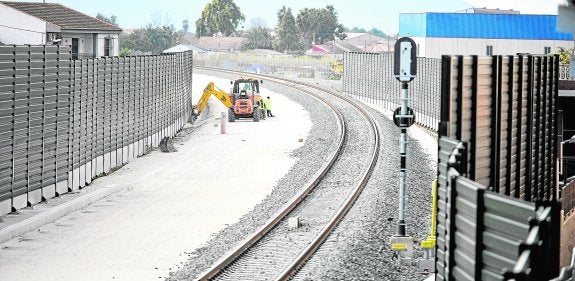 Una de las curvas con menos radio del trazado del AVE, en las proximidades de Beniel, donde se observa el montaje de una sola vía, como se comprobó ayer.
