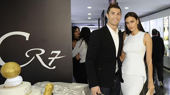 Cristiano Ronaldo, posa juntoa su novia, Irina Shayk, durante la inauguración del Museo CR7 que ha sido inaugurado en Madeira