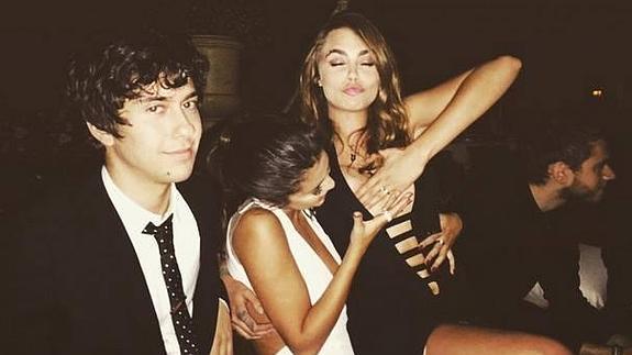 Imagen que Selena Gómez ha compartido en su cuenta de Instagram donde ayuda a Cara Delevigne con su escote. 