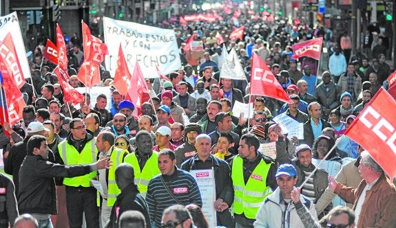 Cabeza de la manifestación, en su recorrido por la Gran Vía murciana hacia el palacio de San Esteban.