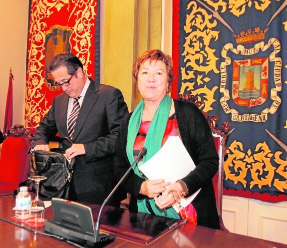 La alcaldesa, Pilar Barreiro, y el vicealcalde, José Cabezos, se disponen a tomar asiento, ayer, en el salón de plenos. 