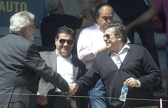Florentino Manzano y Javier Martínez se saludan en el palco, en mayo del año pasado, antes del Cartagena-Cádiz. 