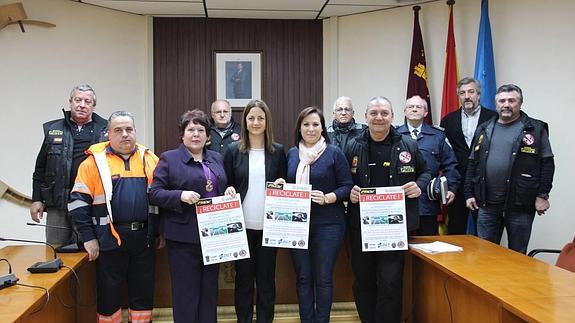 Ana Arques, Virginia Jérez, Ángela Sánchez y José Romero Albacete, junto otros miembros de Seguridad Vial. 