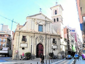 La iglesia de San Pedro. Se advierte cómo el eje sobre el que se alinea la torre es distinto al de la fachada