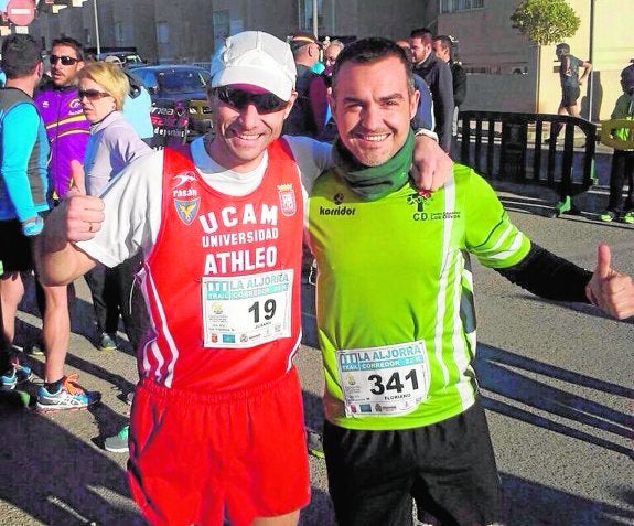 Juanma Molina, junto a Juanjo Floriano, organizador de la carrera popular Los Olivos, ayer, en La Aljorra. :: twitter
