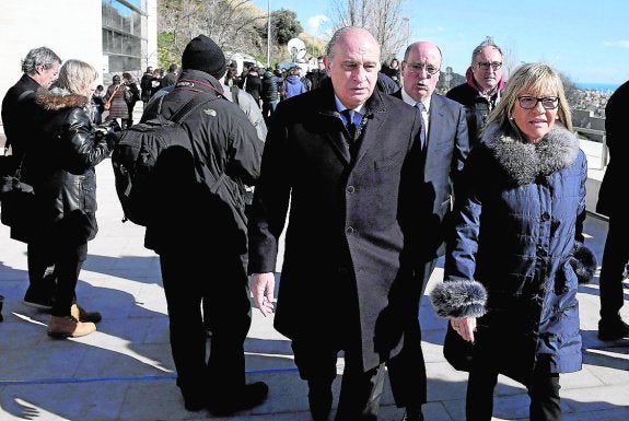 El ministro de Interior, Jorge Fernández Díaz, a su llegada al tanatorio.