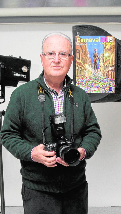 Juan Martínez, en el estudio fotográfico que regenta. 