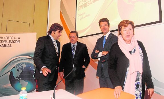 Hernández (izda.), y Barreiro (dcha.), en El Batel en noviembre. En el centro, el presidente de CROEM José María Albarracín y el consejero regional Juan Carlos Ruiz.