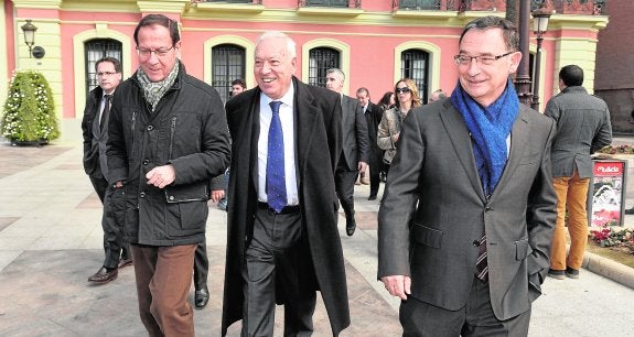 Miguel Ángel Cámara, José Manuel García-Margallo y Joaquín Bascuñana, durante la visita del ministro de Asuntos Exteriores. 