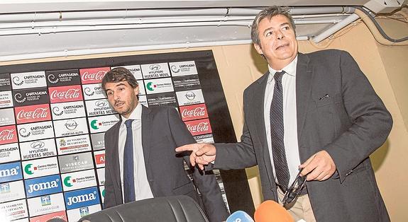 Javier Martínez, junto a Javier Marco, en su última comparecencia pública en el estadio Cartagonova. 