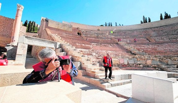 Un participante fotografía el Teatro Romano durante la pasada edición. 