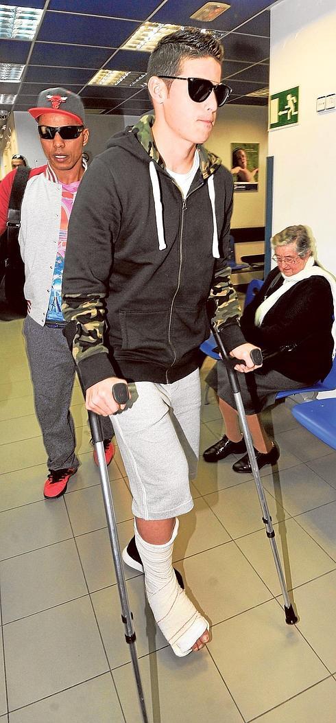 James Rodríguez a su llegada, ayer, al hospital Quirón de Murcia. 