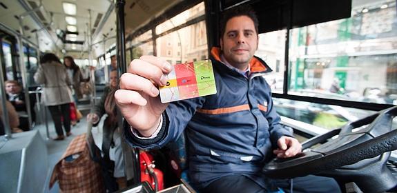 Un conductor de autobús muestra el nuevo bono.