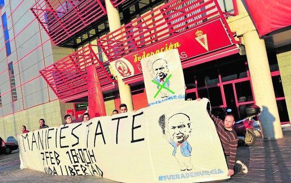 Peñistas del Murcia posan con una de las pancartas que sacarán hoy en la manfestación. 