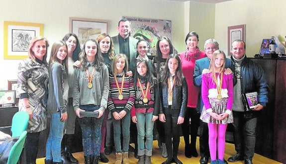  El director general de Deportes, Antonio Peñalver, con el equipo alevín del Club Cronos JM de la pedanía murciana de Puente Tocinos. 
