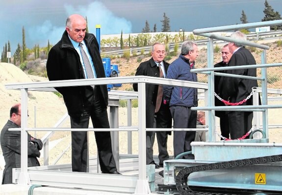 El presidente Garre, ayer, en el nuevo tanque de tormentas. 