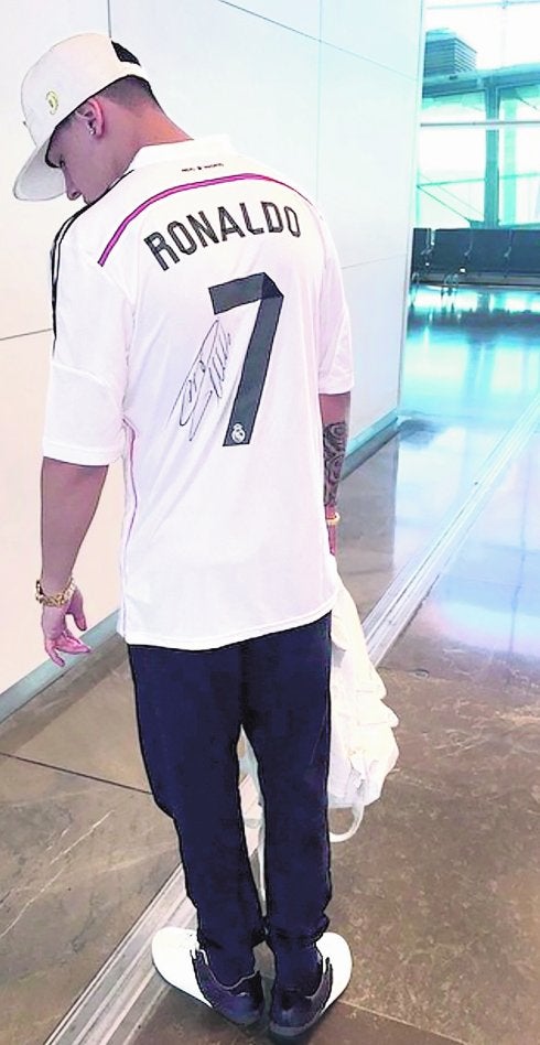 Cuatro imágenes del viaje  compartidas por Kevin Roldán.  El regreso, con la camiseta  de Cristiano firmada por el  jugador, con quien aparece  posando y cantando. Abajo,  James Rodríguez, Marcelo y  Keylor Navas, que también  corean al músico en un  vídeo. :: k. r.