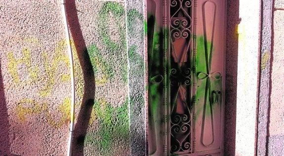 Portal de la casa, en Beniaján, rociada de pintura. 