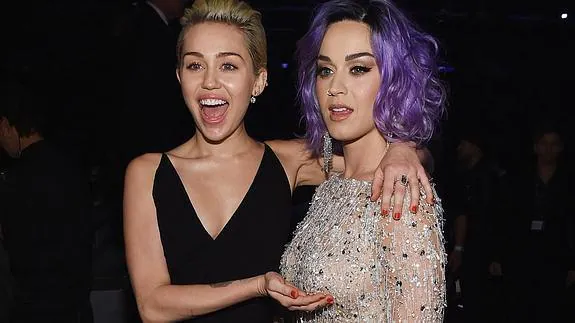 Katy Perry Anal - Miley Cyrus le toca las tetas a Katy Perry | La Verdad