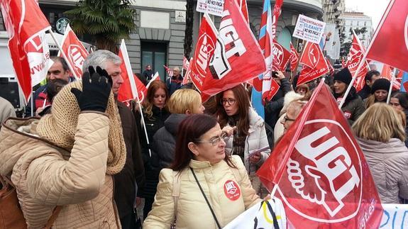 Castejón protesta en la plaza de Neptuno junto a las limpiadoras cartageneras de Defensa.