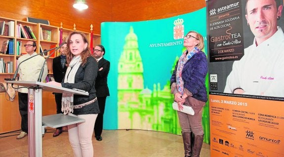 Francisco Hernández; José María González; Nani Martínez; Rafael Gómez, concejal de Cultura, y Maruja Pelegrín, concejal de Bienestar Socal de Murcia, durante la presentación en el Edifico Moneo.