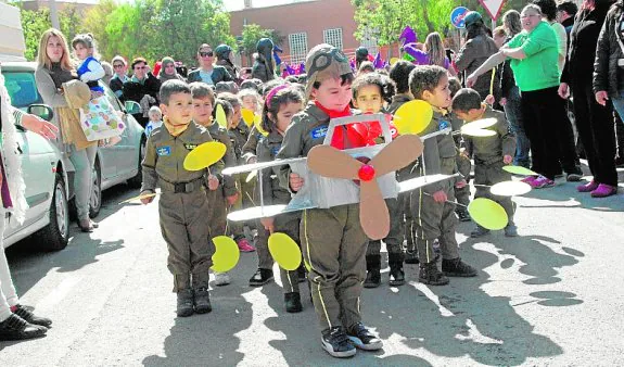 un grupo de niños, vestidos de aviadores. :: A. S.
