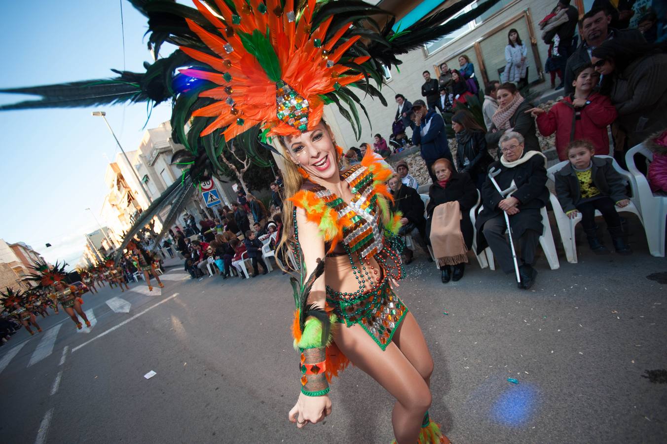 Una de las integrantes de la comparsa Las Divinas, durante el desfile de este domingo.