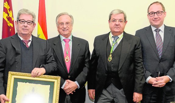 José y Tomás Fuertes, con miembros de la Academia. LV