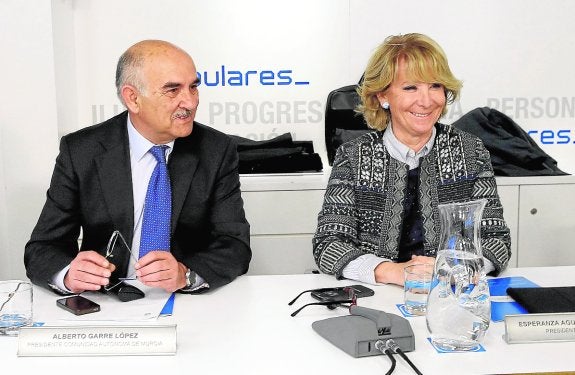 Alberto Garre y Esperanza Aguirre, en el Comité Ejecutivo Nacional del PP celebrado ayer. 