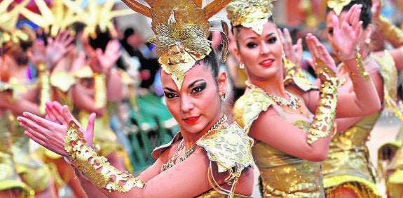 Las comparsas derrocharon estilo en las coreografías que ejecutaron en el desfile. 